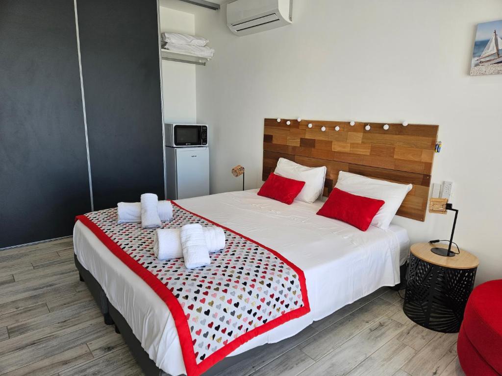 Una cama o camas en una habitación de VUE SUR MER