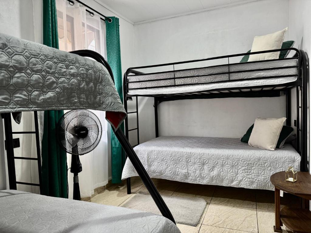 Postel nebo postele na pokoji v ubytování Brisa Amatista - Casa completa y centrica en San Ramón #1