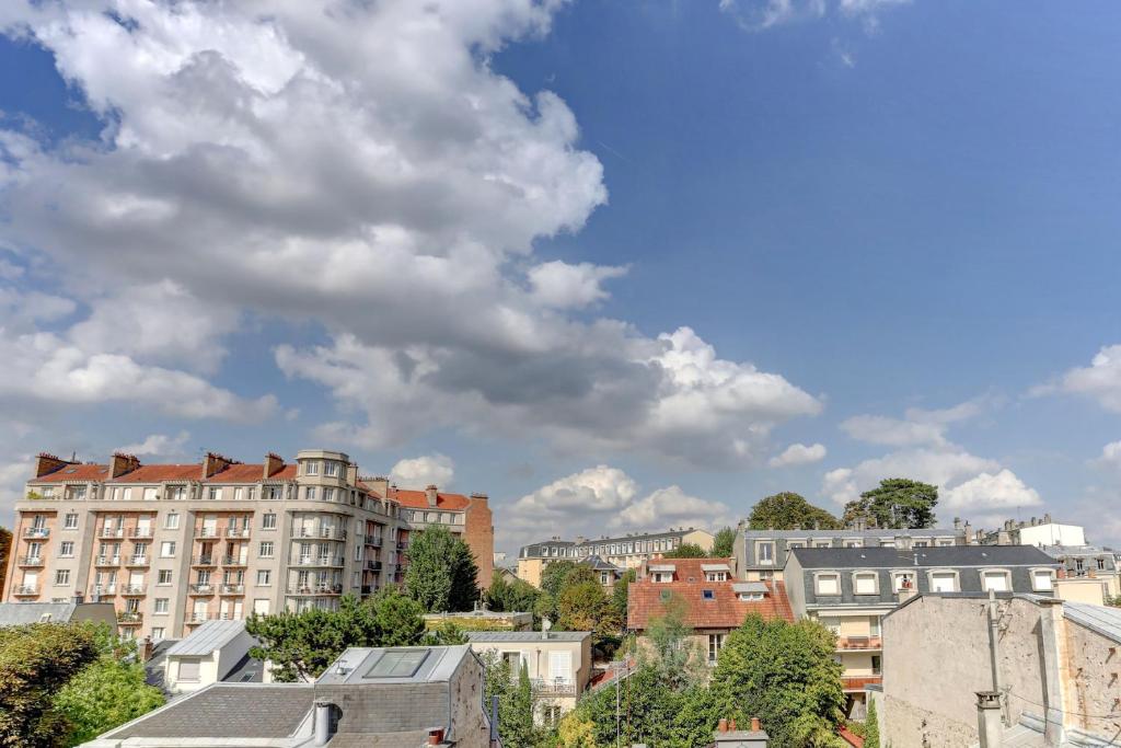 Widok na miasto Wersal z tego apartamentu