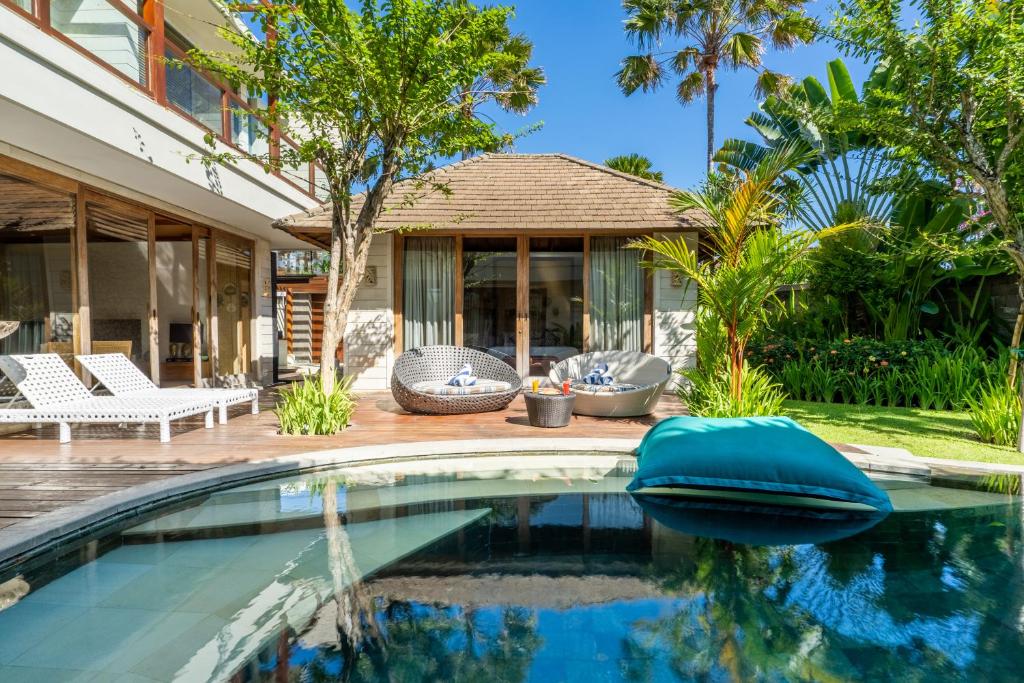 Bazén v ubytování The Akasha Seminyak Bali Luxury Villas nebo v jeho okolí