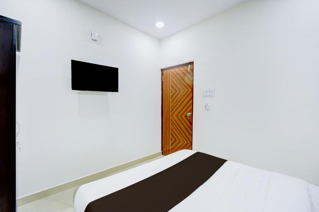 TV a/nebo společenská místnost v ubytování Super Townhouse Nallagandla Lingampally