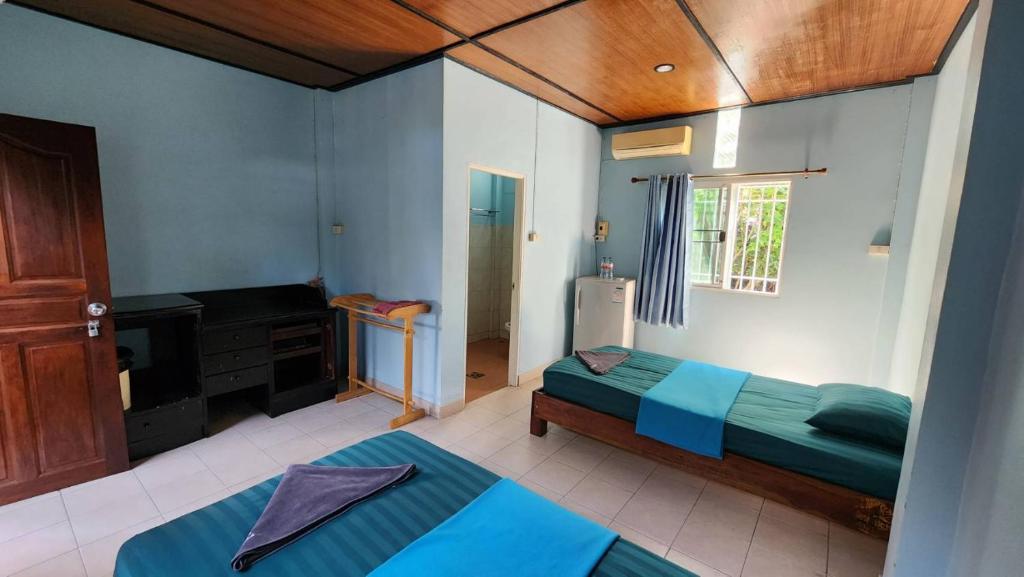 Postel nebo postele na pokoji v ubytování Sarin Guesthouse สาริน