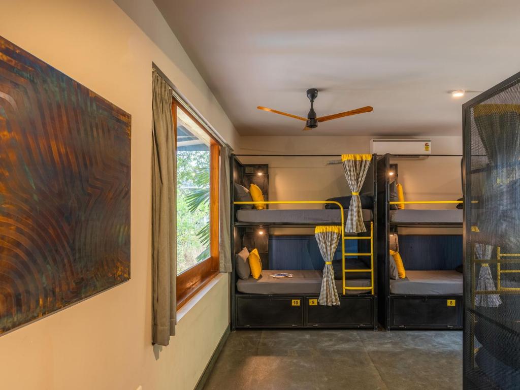 Posezení v ubytování The Hosteller Bam Goa, Saligao - Poshtel