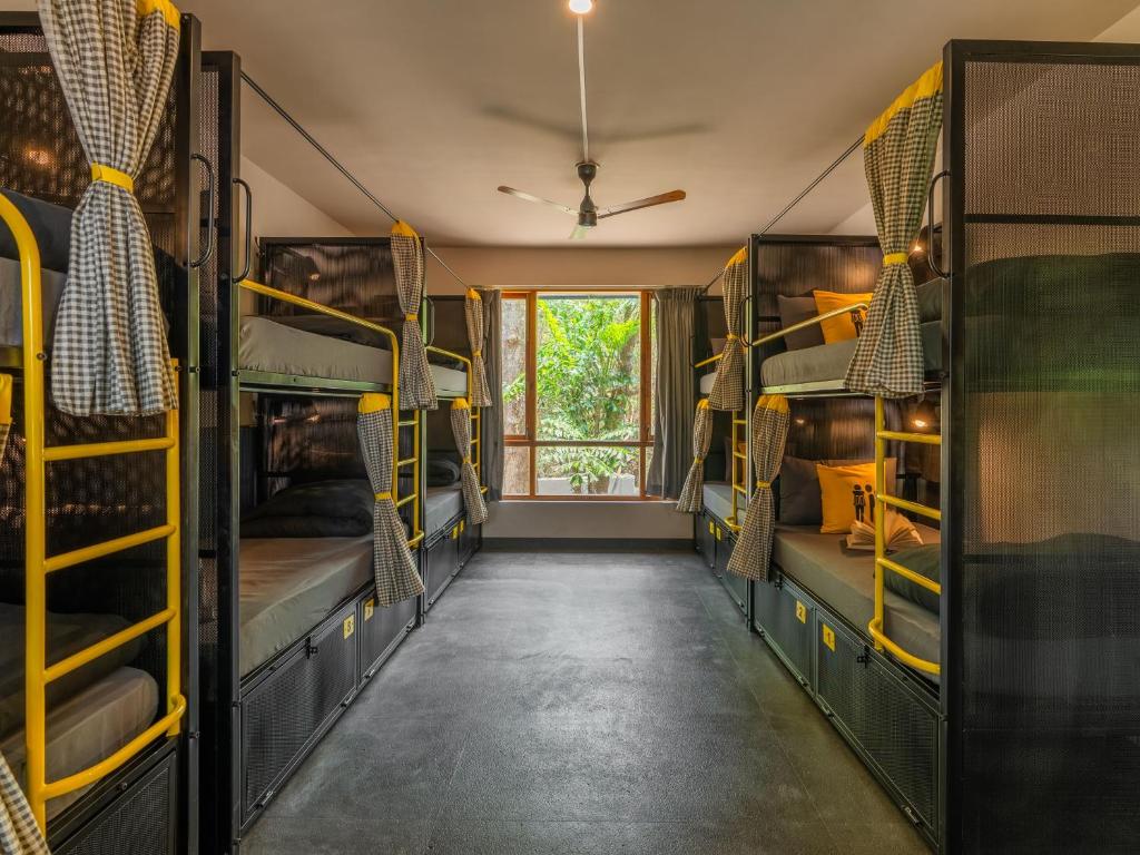 Palanda nebo palandy na pokoji v ubytování The Hosteller Bam Goa, Saligao - Poshtel