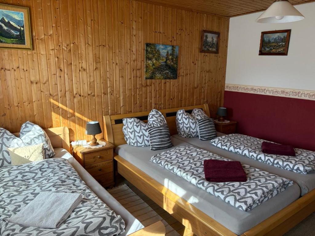 Postel nebo postele na pokoji v ubytování Gasthaus Luggwirt
