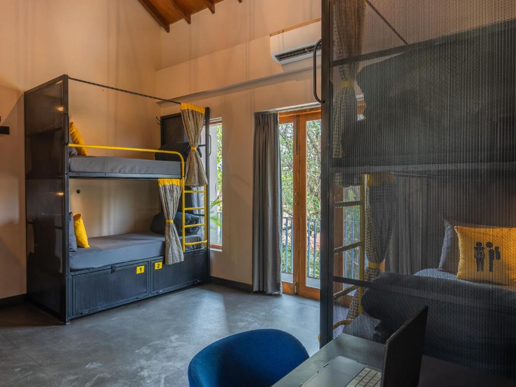 Palanda nebo palandy na pokoji v ubytování The Hosteller Bam Goa, Saligao - Poshtel