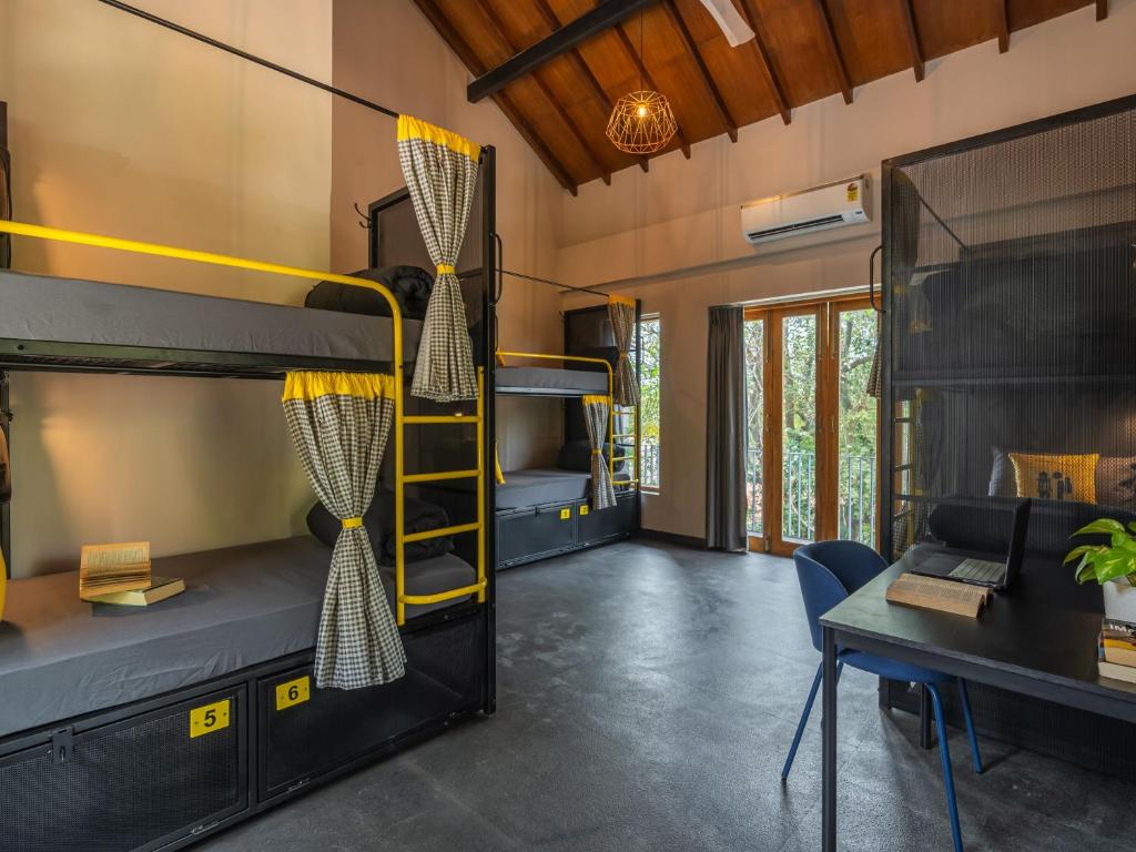 Palanda nebo palandy na pokoji v ubytování The Hosteller Bam Goa, Saligao - Poshtel