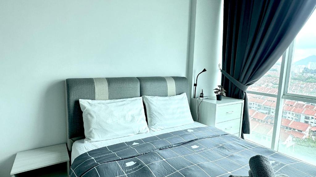 Postel nebo postele na pokoji v ubytování 2BR Lively City View Family Suite#Airport