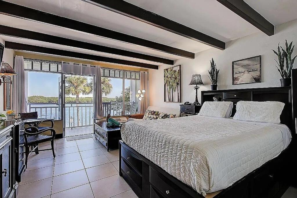 Postel nebo postele na pokoji v ubytování Little Harbor Resort #207 Tampa Bay FL, Paradise