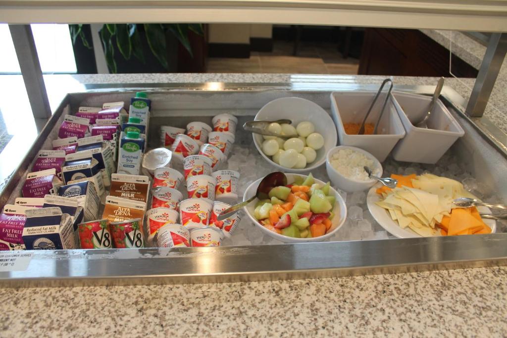 una bandeja de comida con aperitivos, frutas y hortalizas en Staybridge Suites Carlsbad/San Diego by IHG, en Carlsbad