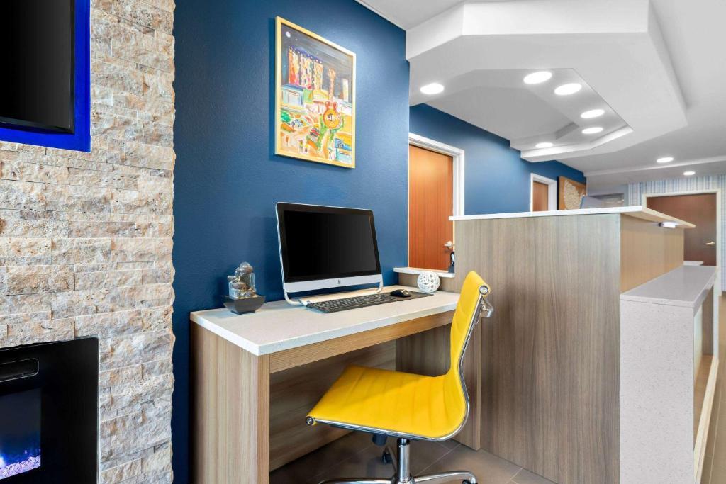 TV a/nebo společenská místnost v ubytování Microtel Inn & Suites by Wyndham Tulsa - Catoosa Route 66