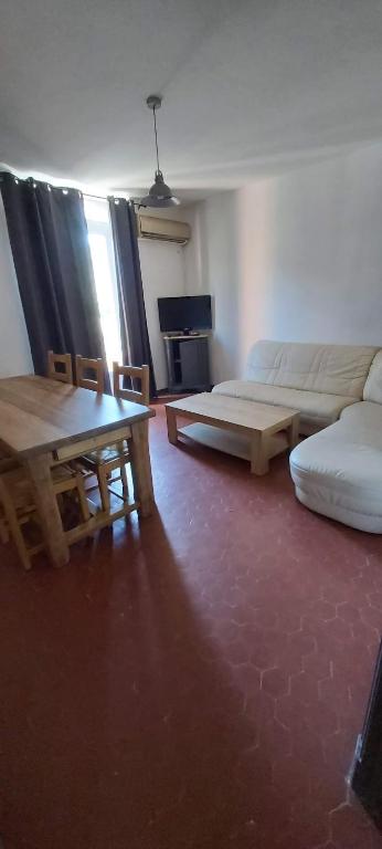 Photo de la galerie de l'établissement Appartement de village à Malaucene 1 er étage avec terrasse, à Malaucène