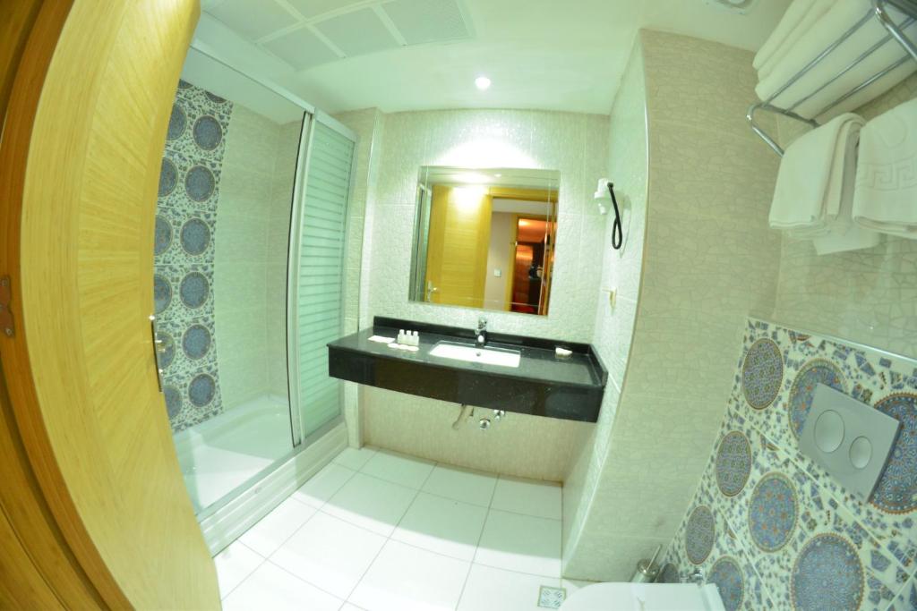 A bathroom at Bayazıt Hotel