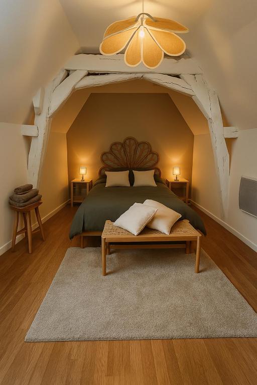 une chambre avec un grand lit avec une tête de lit en bois dans l'établissement La maison du canal, à Champforgeuil