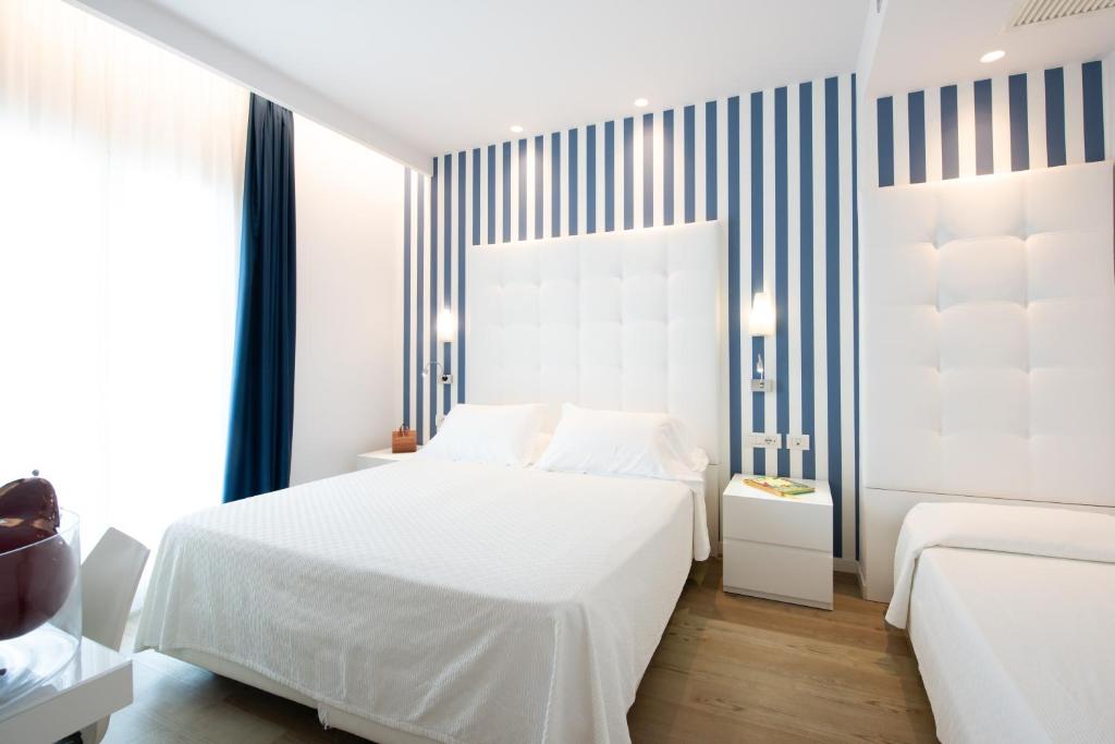 Łóżko lub łóżka w pokoju w obiekcie Hotel Fedora Riccione