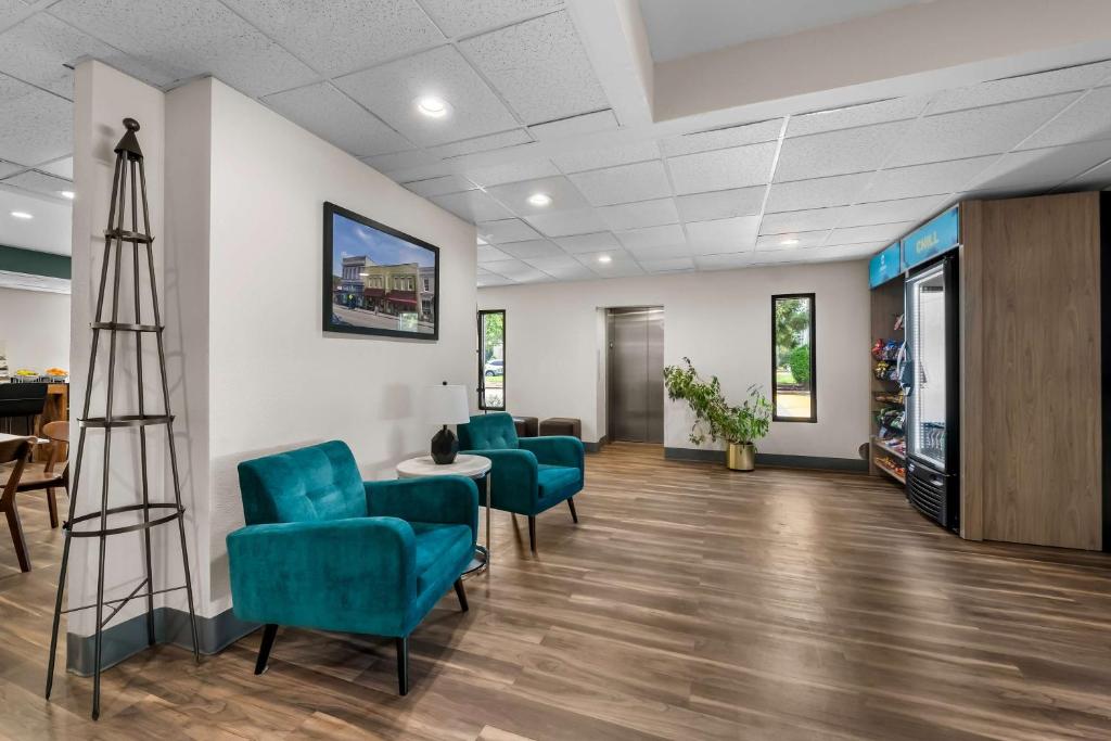 Posezení v ubytování Clarion Pointe Apex - Holly Springs