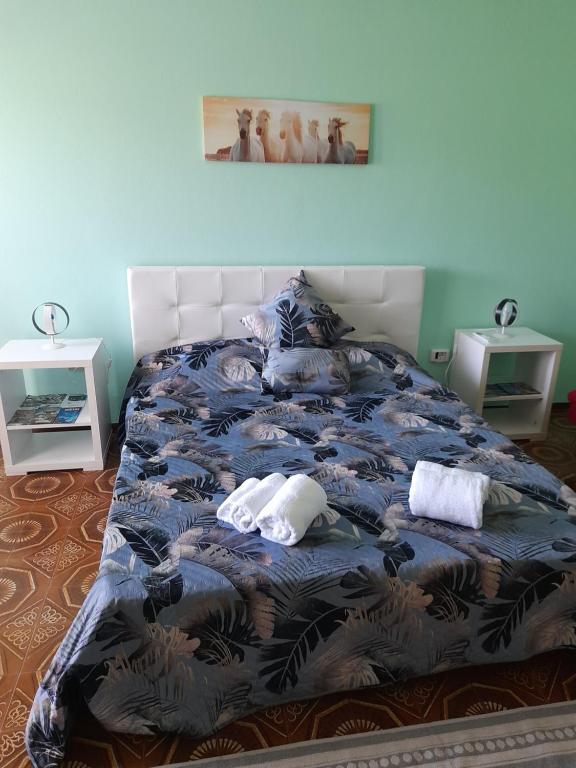 ein Schlafzimmer mit einem Bett, auf dem zwei Handtücher liegen in der Unterkunft Apartment Lago e Natura in Sandra