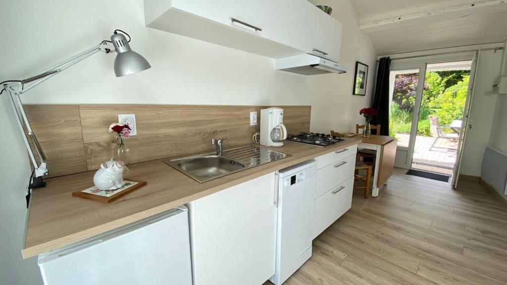 une cuisine avec un évier et un plan de travail dans l'établissement Chez Juliette countryside and sea near Pornic, à Chauvé