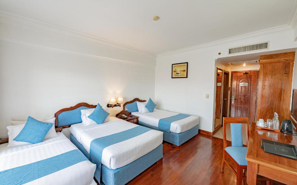 Postel nebo postele na pokoji v ubytování Hotel Somadevi Angkor Resort & Spa