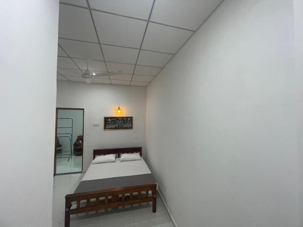 Postel nebo postele na pokoji v ubytování GB Royal Stay Anuradhapura