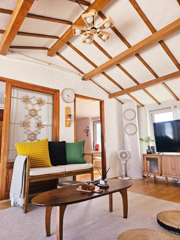 TV a/nebo společenská místnost v ubytování Udo Seaside House