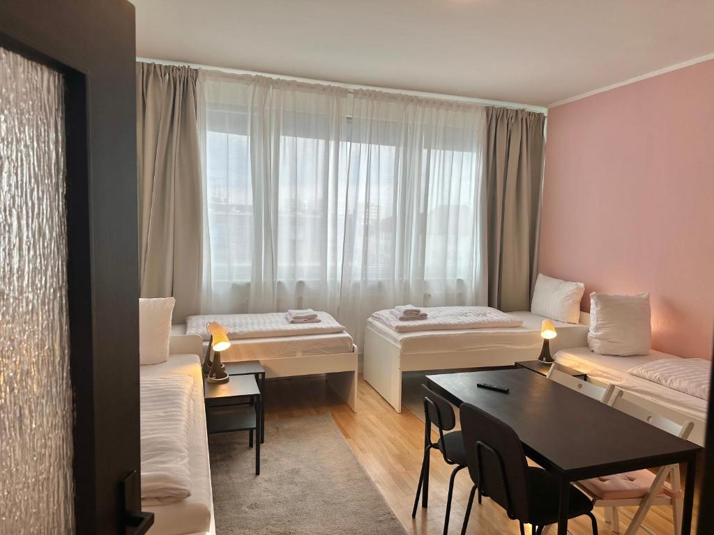 Ένα ή περισσότερα κρεβάτια σε δωμάτιο στο Hevals Budget & Beyond Apartments