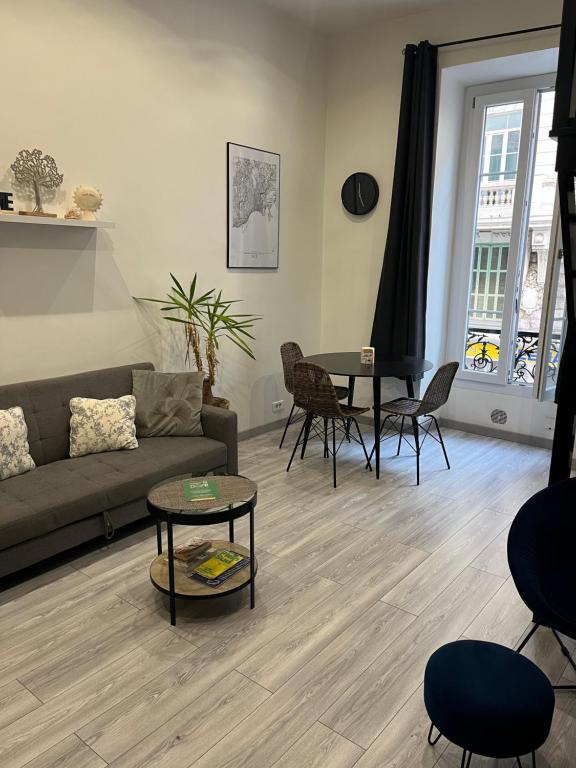un salon avec un canapé et une table dans l'établissement Lovely Cosy Studio Nice, à Nice