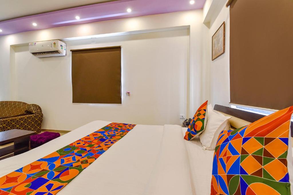 Postel nebo postele na pokoji v ubytování FabHotel Crystal Inn II - Paldi Char Rasta