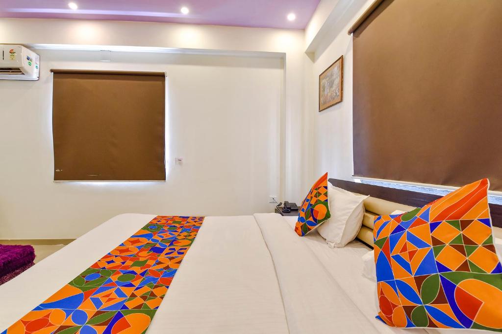 Postel nebo postele na pokoji v ubytování FabHotel Crystal Inn II - Paldi Char Rasta