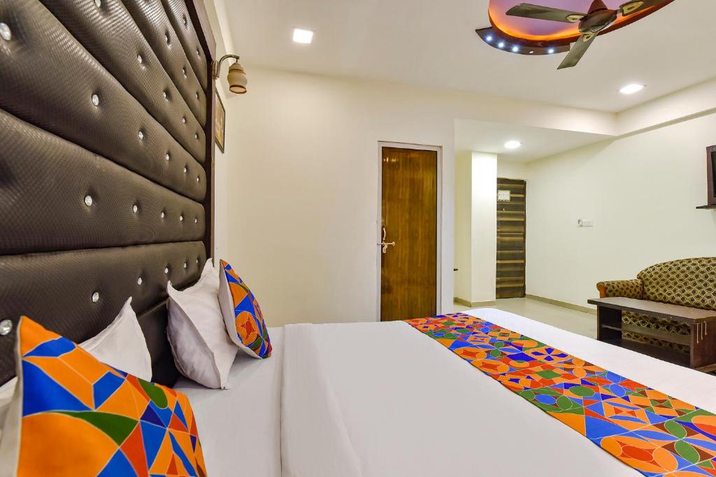 Postel nebo postele na pokoji v ubytování FabHotel Crystal Inn II - Paldi Char Rasta