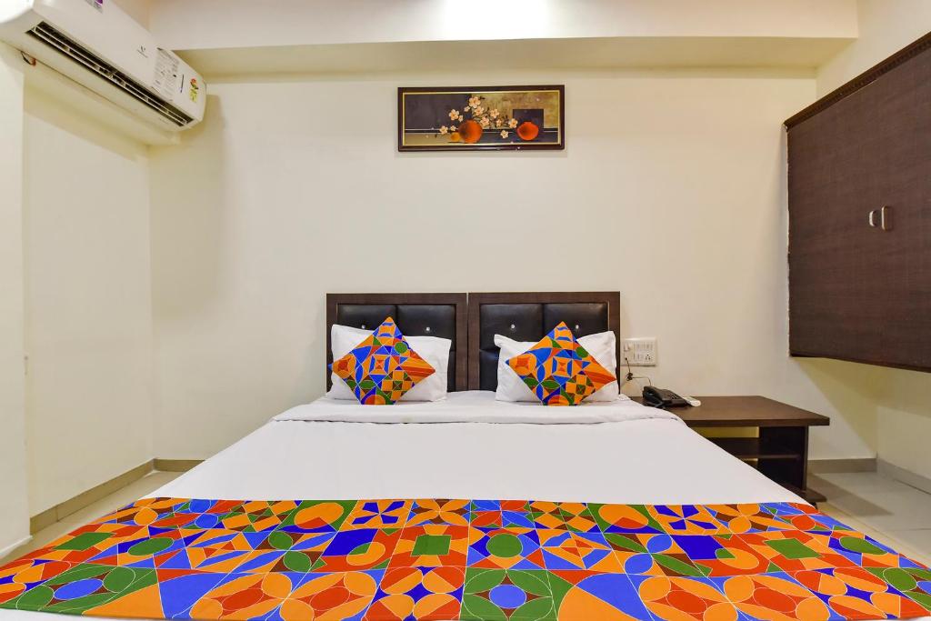 Postel nebo postele na pokoji v ubytování FabHotel Crystal Inn II - Paldi Char Rasta