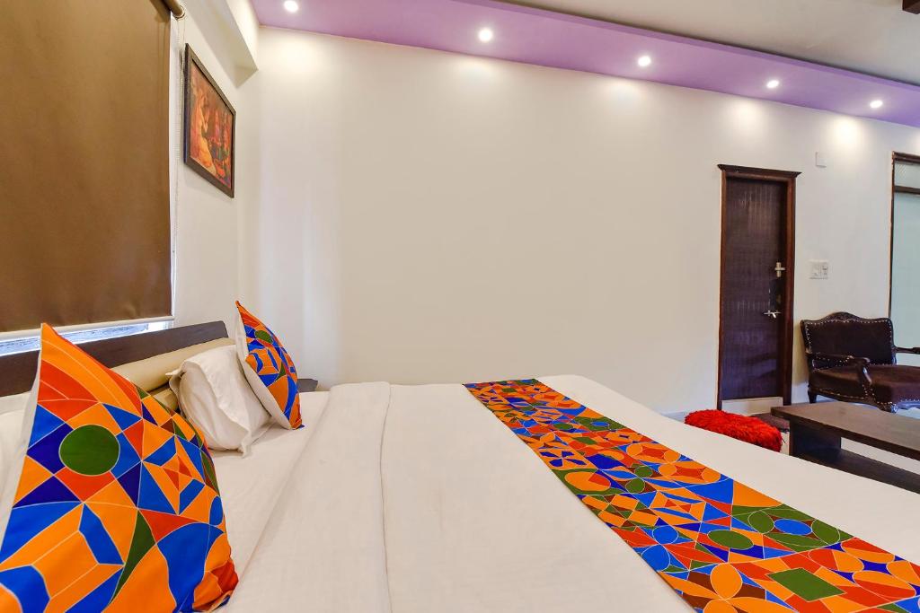 Postel nebo postele na pokoji v ubytování FabHotel Crystal Inn II - Paldi Char Rasta