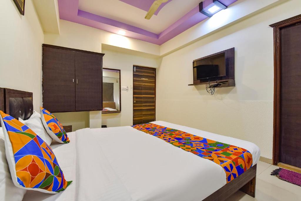 Postel nebo postele na pokoji v ubytování FabHotel Crystal Inn II - Paldi Char Rasta