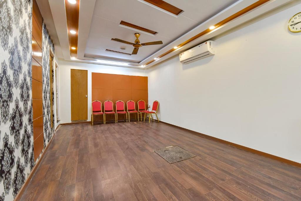 Konferenční prostory v ubytování FabHotel Crystal Inn II - Paldi Char Rasta