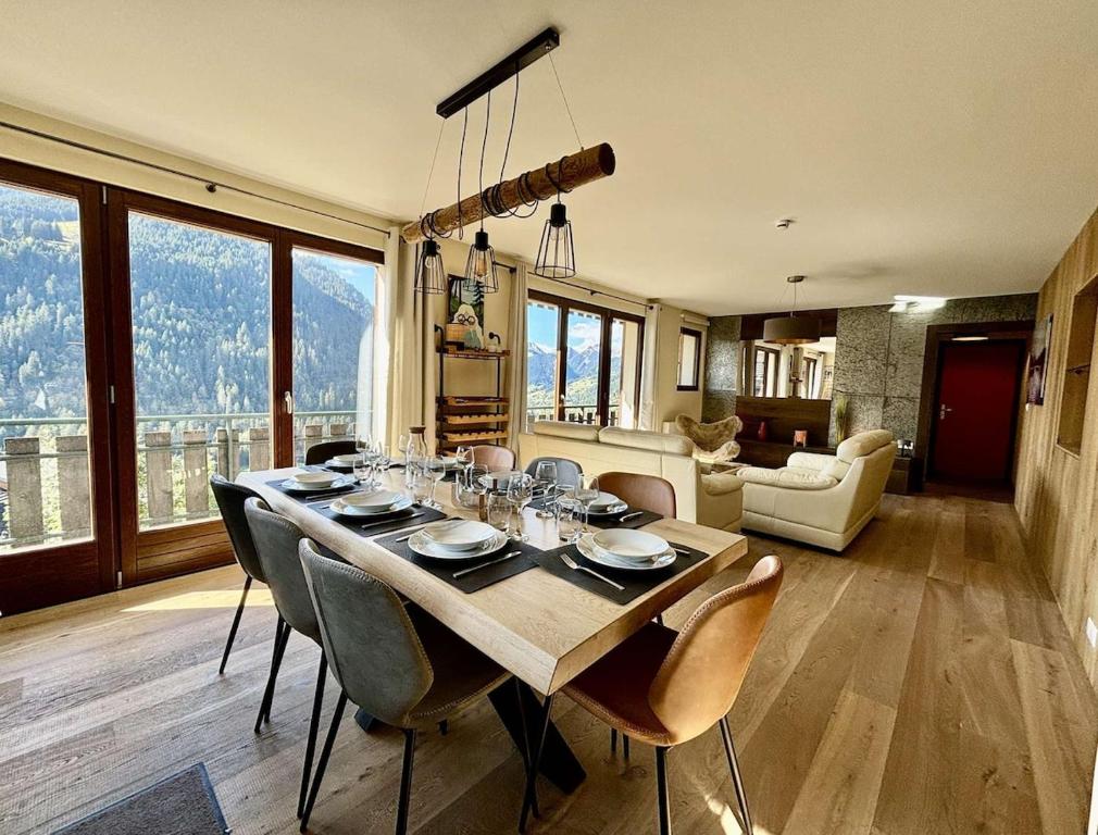 une salle à manger avec une table et des chaises dans une pièce dans l'établissement Bartavelles A2 - Multipass inclu, à Châtel
