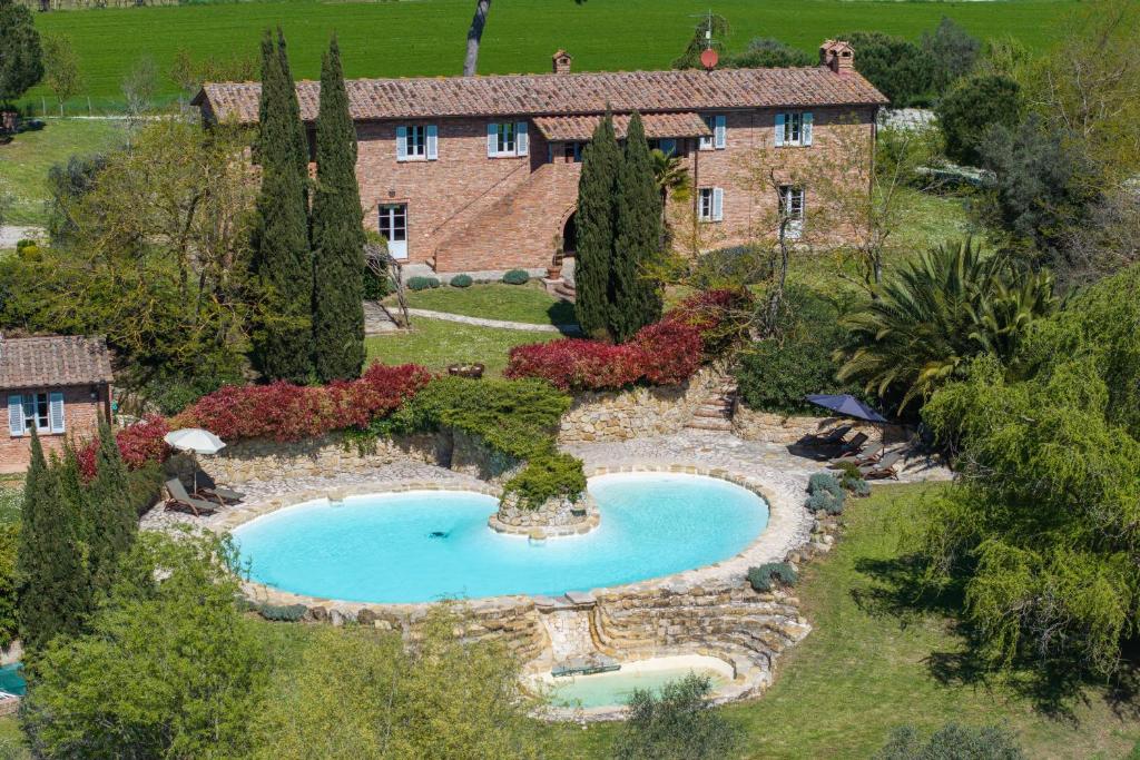 an aerial view of a house with a swimming pool at Casale delle Mele by PosarelliVillas in I Pieracci