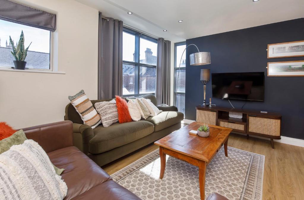 un salon avec un canapé et une table dans l'établissement Aspire Apartments York, à York