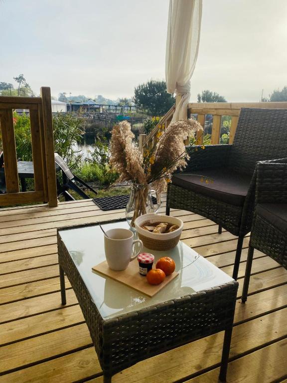 - un plateau de fruits sur une table sur une terrasse dans l'établissement Mobilhome 8 personnes cosy tout équipé avec vue sur bassin, cap ferret, à Lège-Cap-Ferret