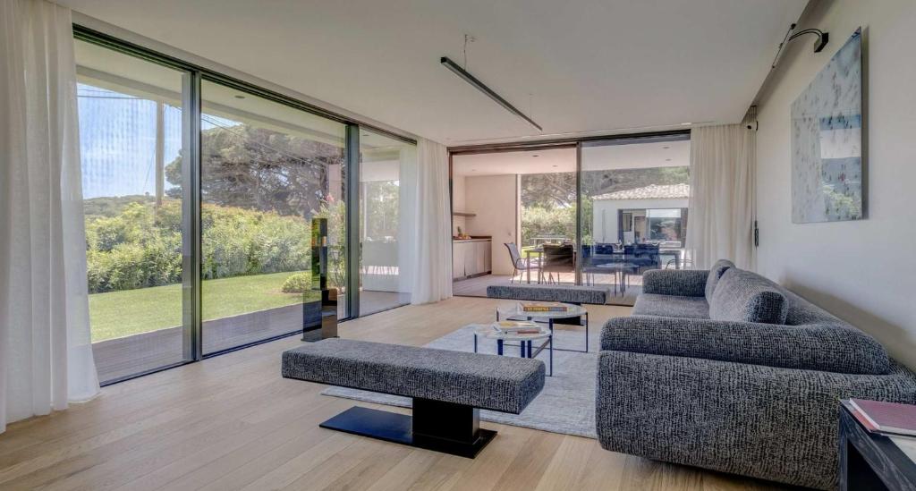 un salon avec deux canapés et une table dans l'établissement Villa Moira, à Saint-Tropez
