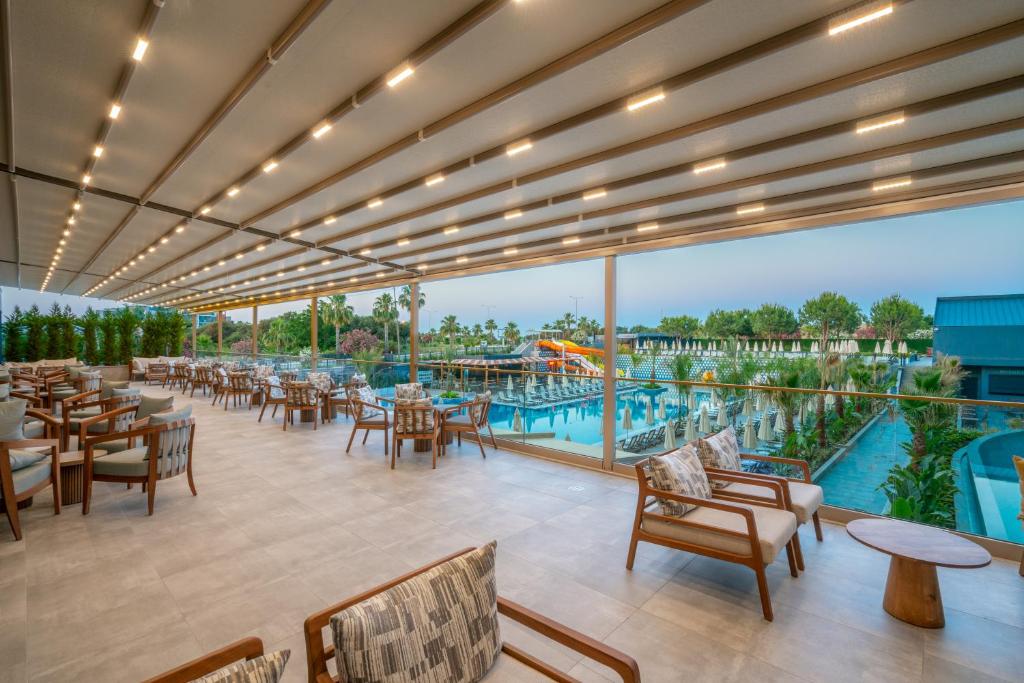 Bazén v ubytování VOX MARIS RESORT nebo v jeho okolí