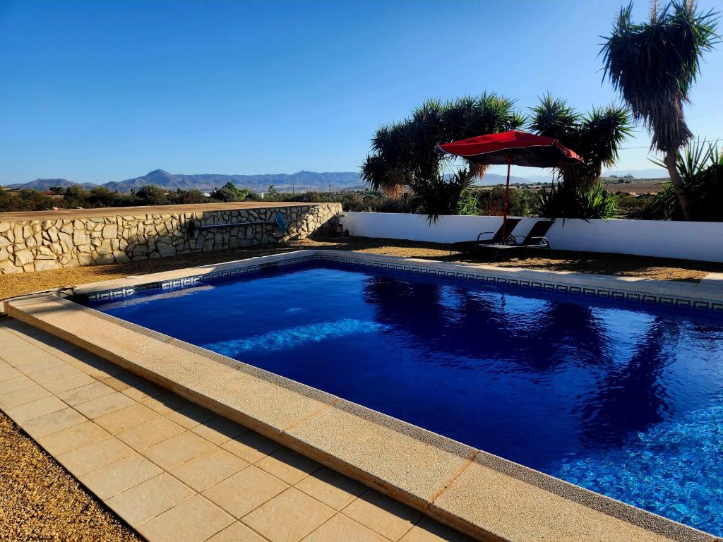 piscina con ombrellone e sedia di Casita-Max 2Guests-Pool-Patio-Bbq-Parking a Huércal-Overa