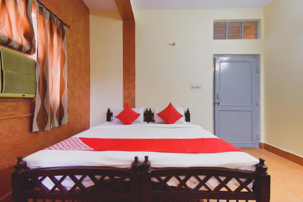 Postel nebo postele na pokoji v ubytování Hotel O Aditya