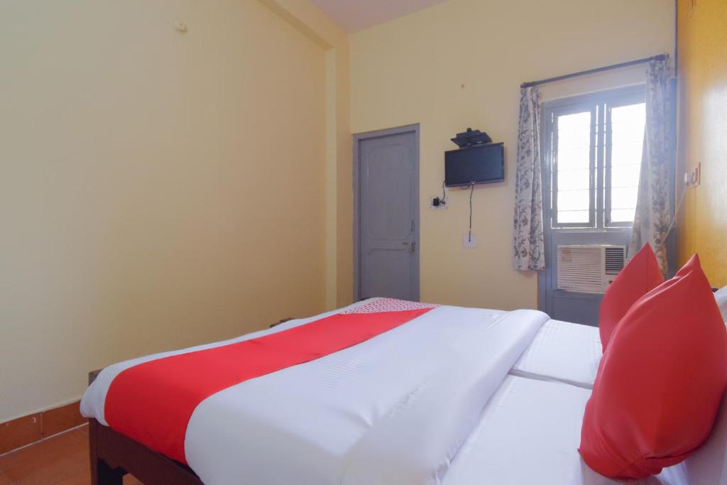 Postel nebo postele na pokoji v ubytování Hotel O Aditya