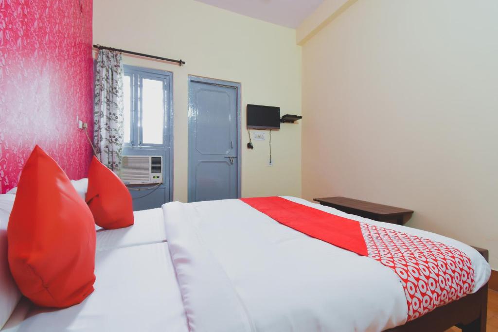 Postel nebo postele na pokoji v ubytování Hotel O Aditya