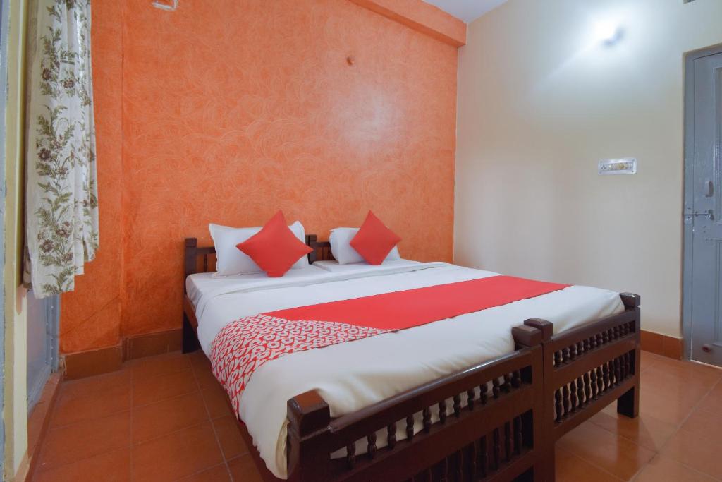 Postel nebo postele na pokoji v ubytování Hotel O Aditya