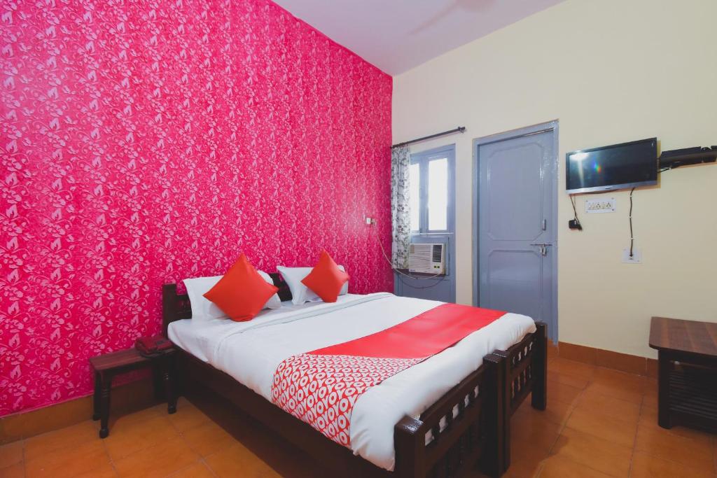 Postel nebo postele na pokoji v ubytování Hotel O Aditya