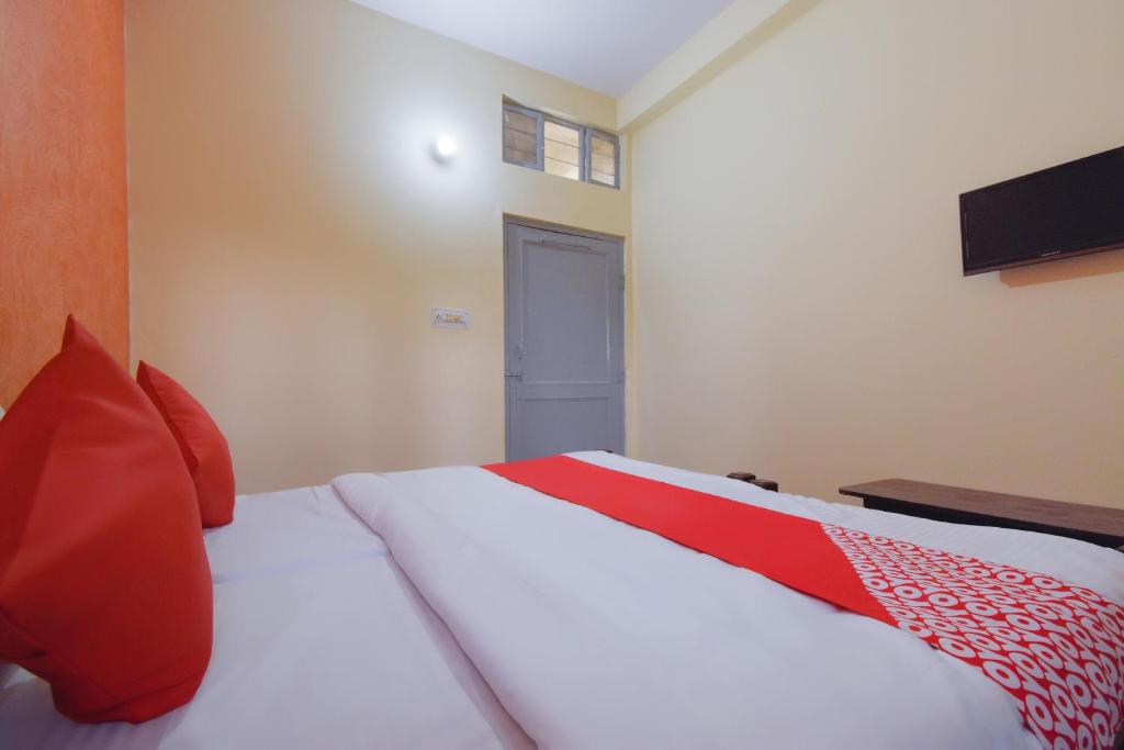 Postel nebo postele na pokoji v ubytování Hotel O Aditya