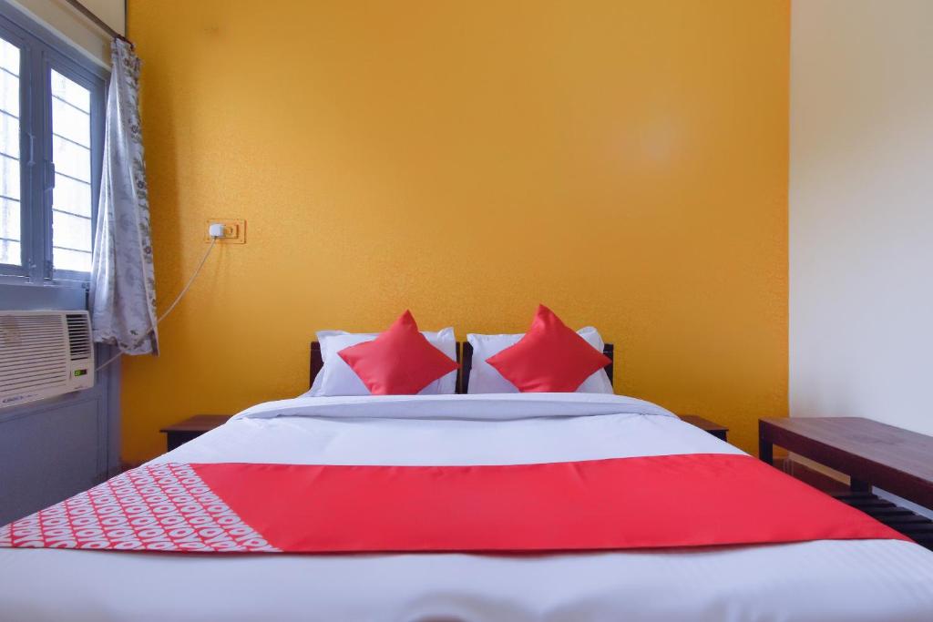 Postel nebo postele na pokoji v ubytování Hotel O Aditya