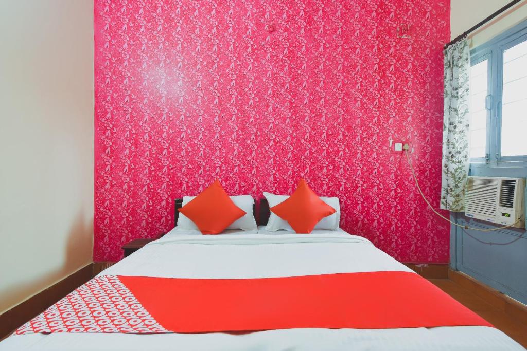 Postel nebo postele na pokoji v ubytování Hotel O Aditya