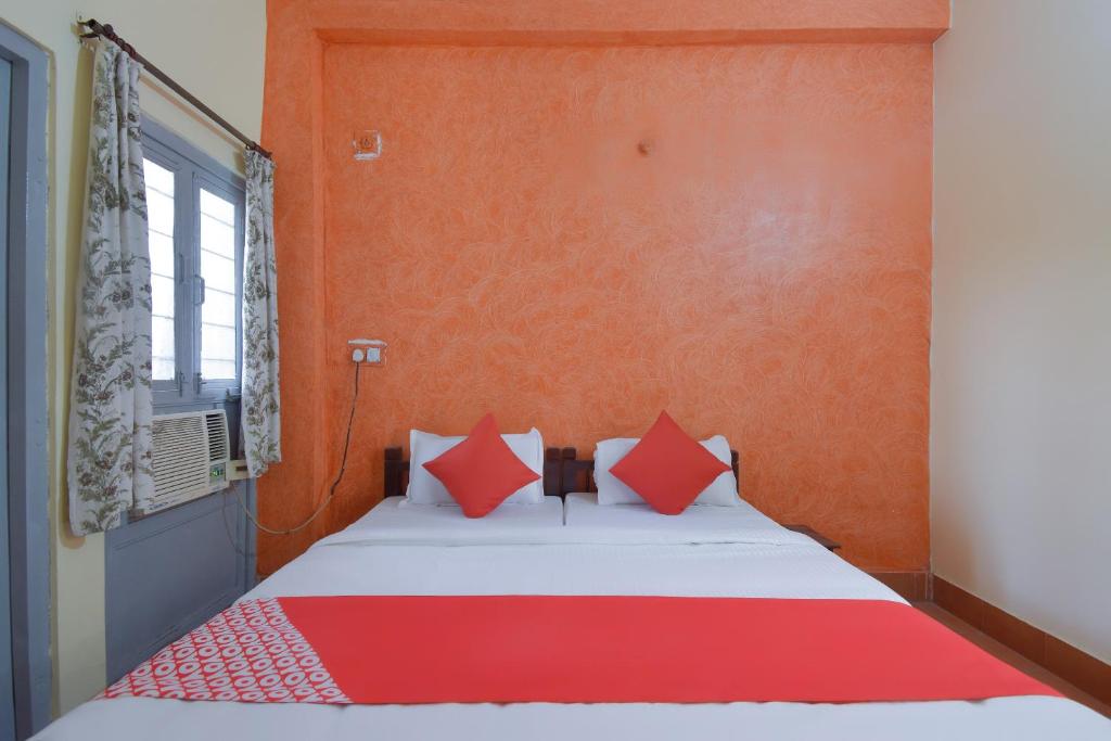 Postel nebo postele na pokoji v ubytování Hotel O Aditya